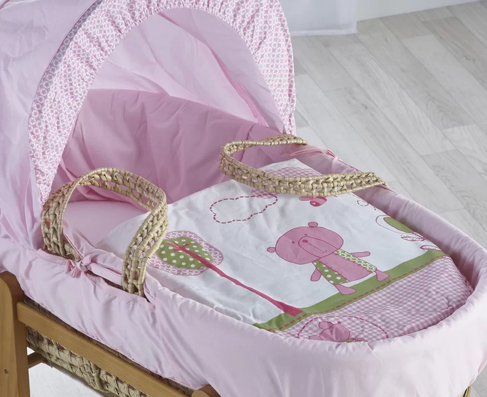 Cozy Moses Basket Set with Luxurious Bedding - Image 4