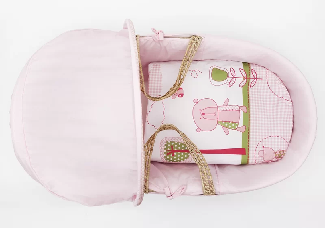 Cozy Moses Basket Set with Luxurious Bedding - Image 6